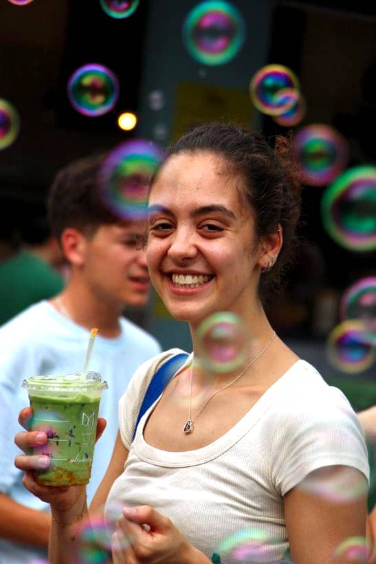 Chica con té matcha