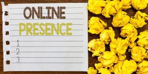 "Presencia online" escrito en un papel