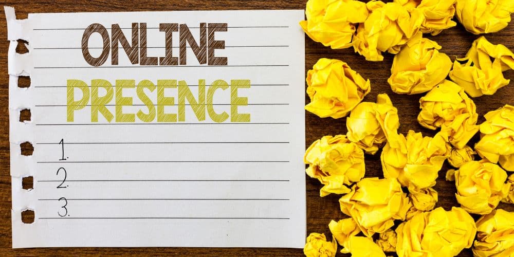 "Presencia online" escrito en un papel