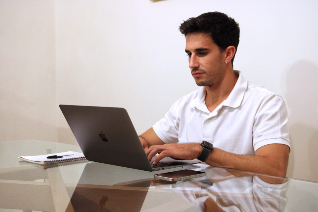 Cristian Chamizo trabajando